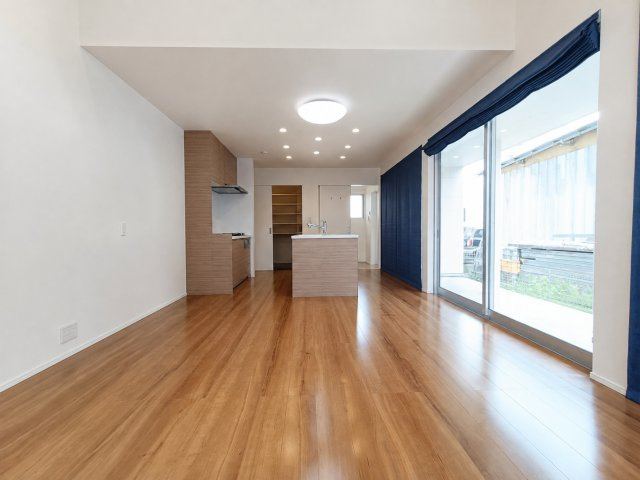 三郷市中央２丁目　中古戸建の居間・リビング|18帖の明るいリビングです
※プライバシー保護の為画像加工しています