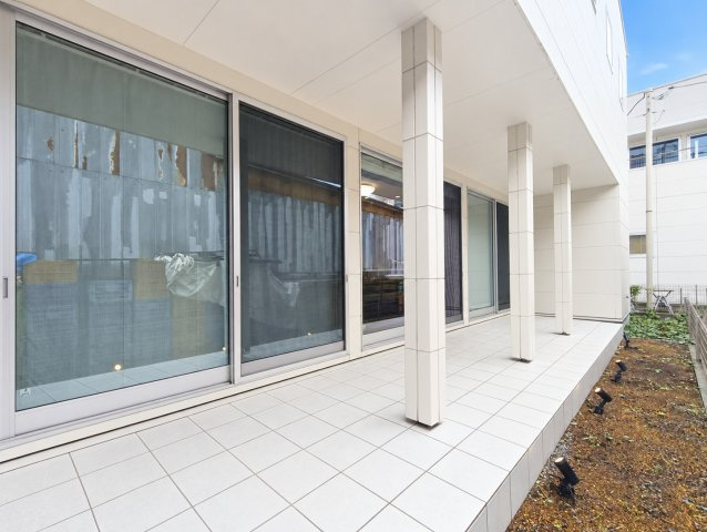 三郷市 中央２丁目　中古戸建の庭|広々としたテラスです
※プライバシー保護の為画像加工しています