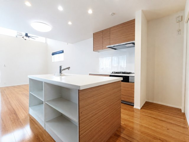 三郷市中央２丁目　中古戸建のキッチン|おしゃれなアイランドキッチンです
※プライバシー保護の為画像加工しています