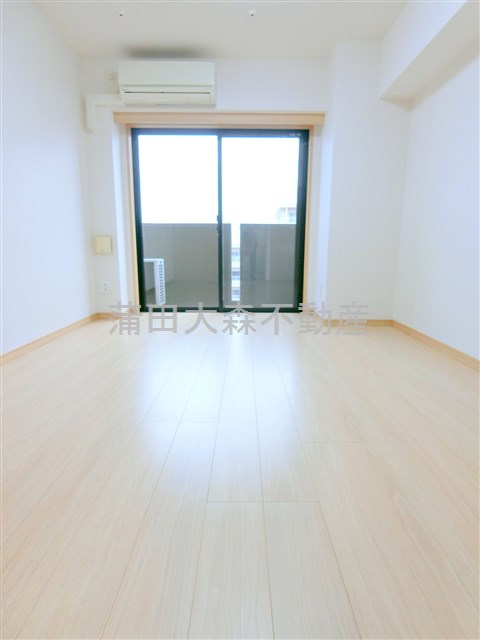 ルーブル蒲田南参番館の居間・リビング|南東向きの洋室　エアコン　室内物干し金具ダウンライト付