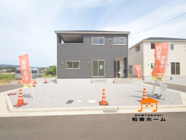 クレイドルガーデン高松市牟礼町大町第２◇光熱費の負担の軽減が可能なオール電化住宅ですの前面道路含む現地写真|外観
駐車場スペースは３台以上のゆったりとした区画です。入居者以外の出入りが少ないので駐車が苦手な方にも安心です。家族の複数台所有や来客用駐車や将来的な車の増台にも対応しやすいです。