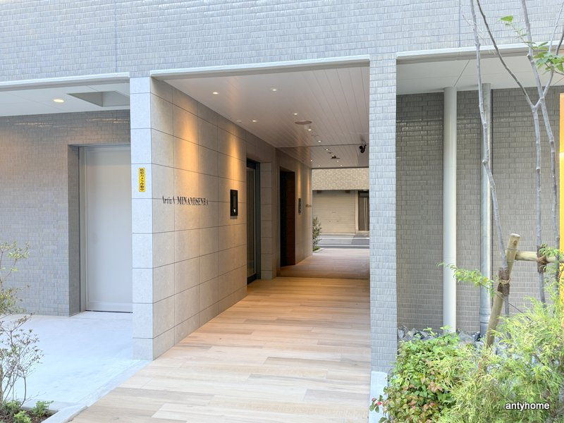 ArtizA南船場　仲介手数料無料のエントランス