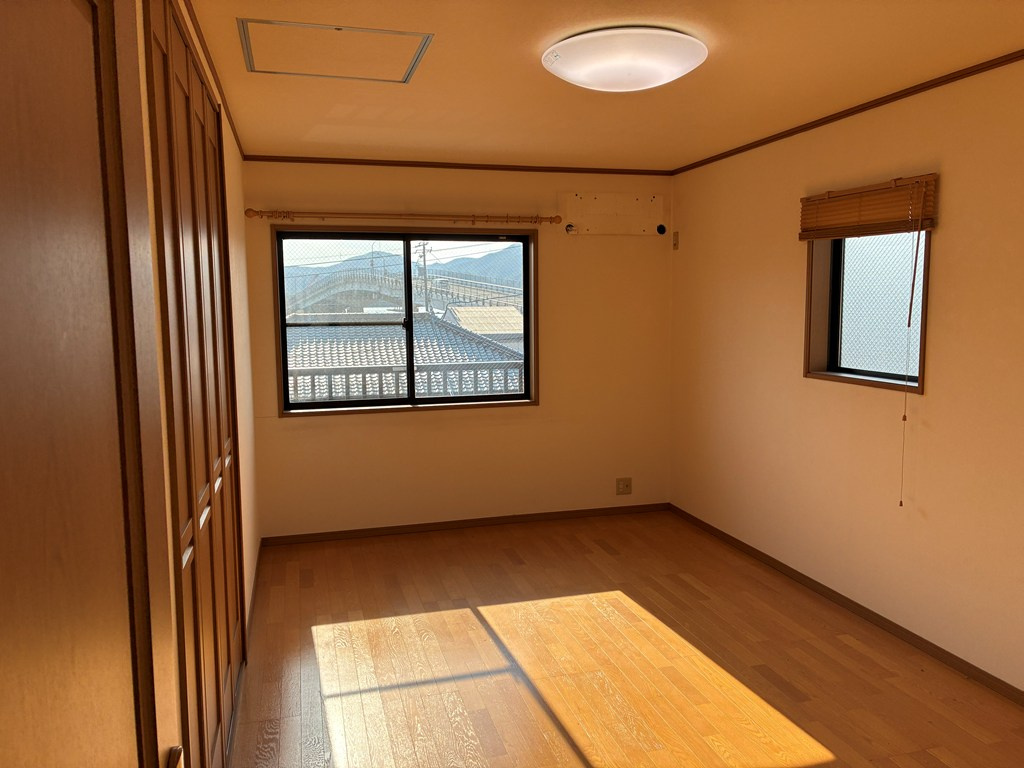 敦賀市蓬莱町中古物件の洋室