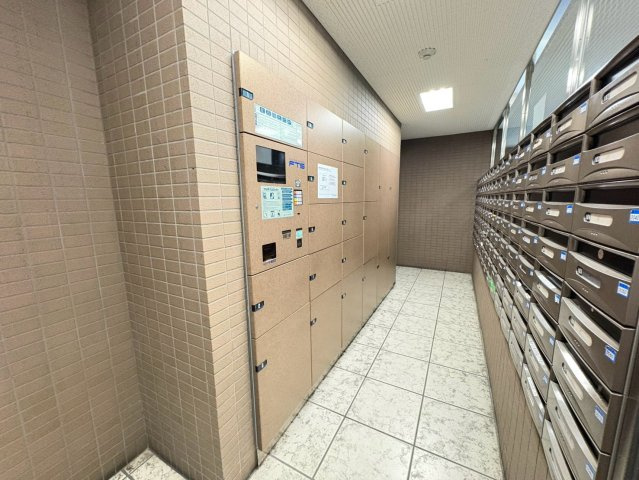 ◆リフォーム済◆７階南東向き３LDK◆収納充実◆京阪東ローズタウン・ファインガーデンあゆみヶ丘E棟の設備|宅配BOX＆郵便受けポスト