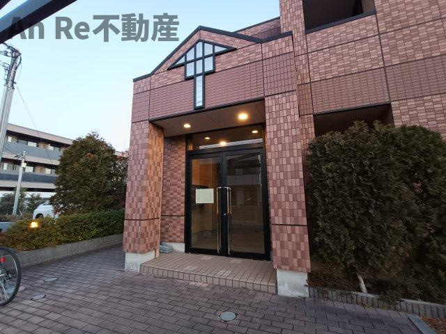 川口市大字安行吉蔵のアパートのエントランス