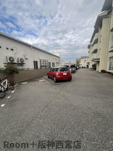 パストラーレ香櫨園の駐車場