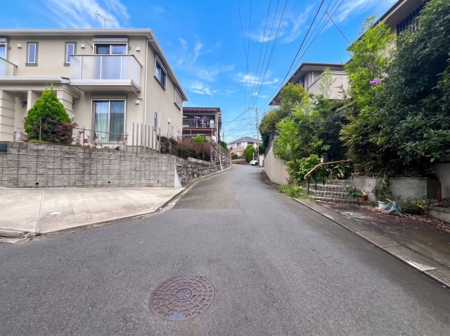 緑豊かな住宅街　整形地の前面道路含む現地写真|前面道路