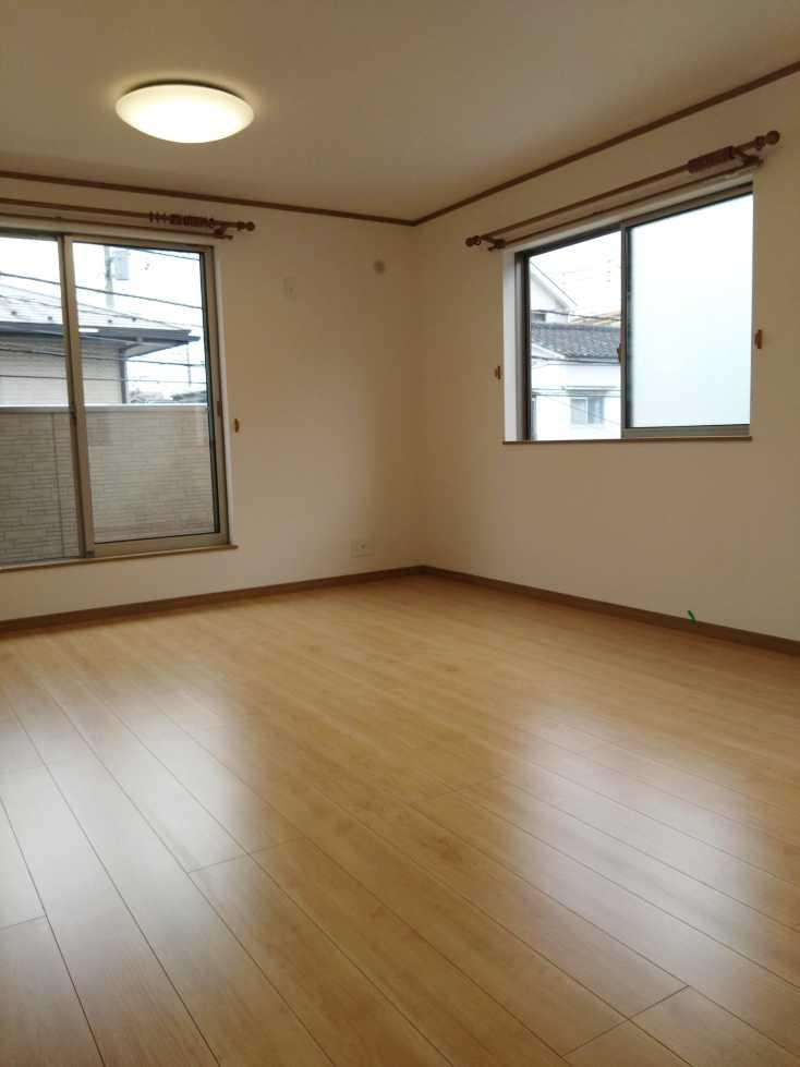 ふじみ野市北野２丁目の中古一戸建の居間・リビング|プライバシーも安心の2階リビングは16帖の広さ。
陽当り良好も良好です。

