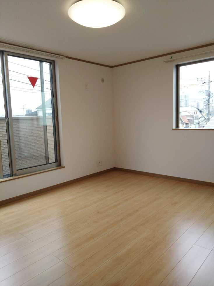 ふじみ野市北野２丁目の中古一戸建の洋室|3階7.6帖の洋室です。2面採光で明るく通風良好です。