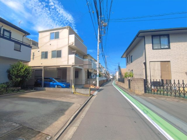 ふじみ野市北野２丁目の中古一戸建の前面道路含む現地写真|南東側道路に面し、陽当り良好！