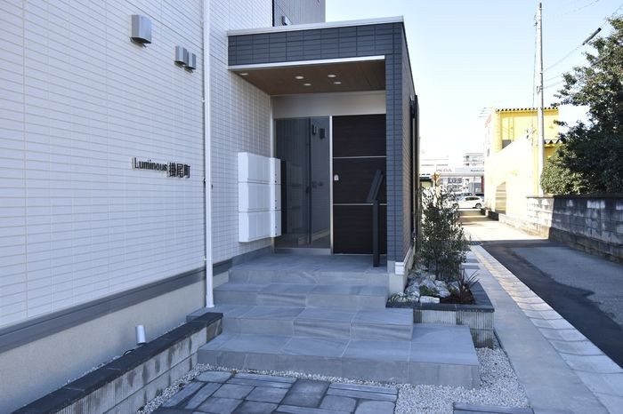 ルミナス掛尾町のエントランス