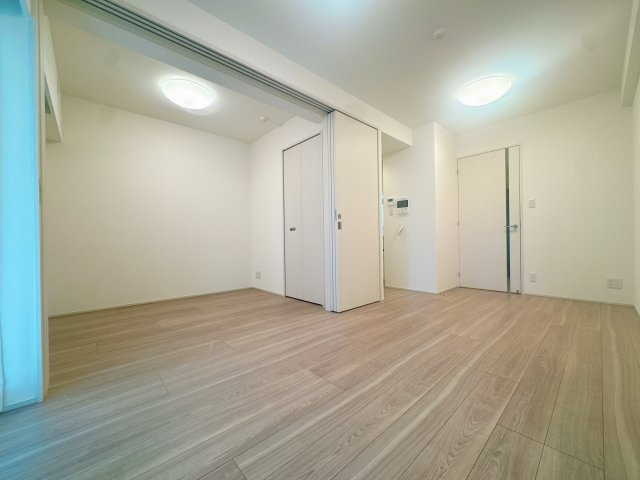 【居間・リビング】 | オープンレジデンシア高宮アベニュー☆仲介手数料無料☆ | リビング横の洋室は可動式間仕切りで自在にアレンジ。開放して大空間として使うもよし、来客時は閉めてプライバシーも確保できます。
