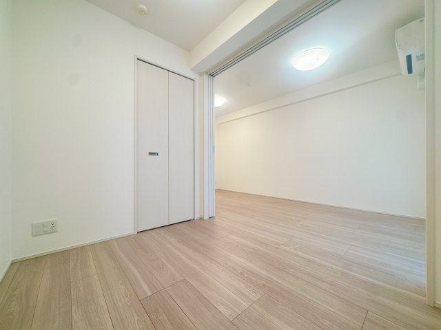 【洋室】 | オープンレジデンシア高宮アベニュー☆仲介手数料無料☆ | 照明器具を設置済みで、入居後すぐに明るく快適に過ごせます。新たに照明を購入する費用や手間を抑えられる嬉しいポイントです。