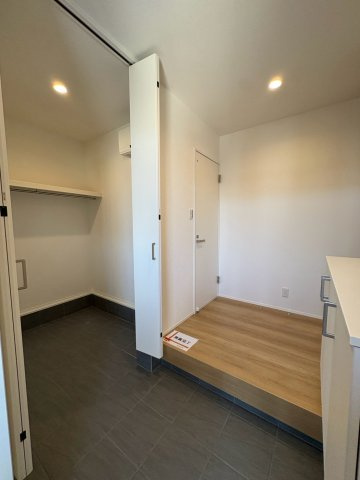 須磨区若草町３丁目　新築戸建ての玄関|玄関にはシューズクローゼットがついていてベビーカーやお子様の習い事道具もたくさん収納できます！