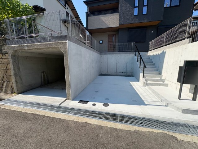 須磨区若草町３丁目　新築戸建ての駐車場|駐車スペースは２台分（１台堀込式）あります！