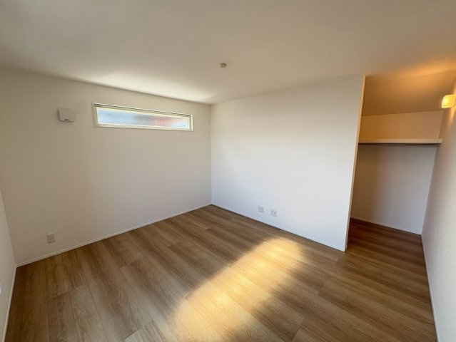 須磨区若草町３丁目　新築戸建ての洋室|約7.1帖の主寝室はウォークインクローゼットがついていて快適！