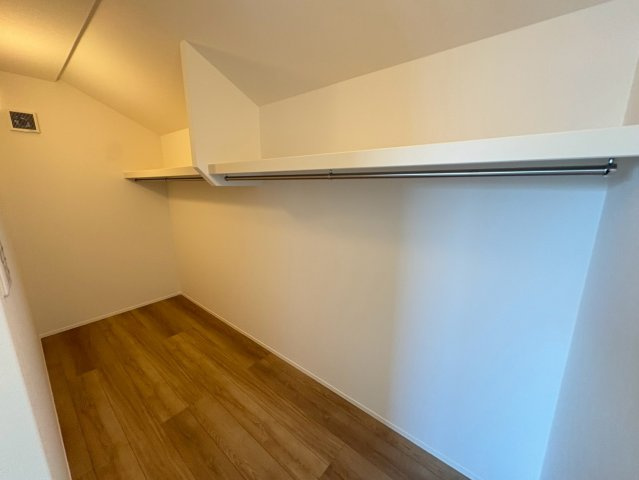 須磨区若草町３丁目　新築戸建ての収納|大容量のウォークインクローゼットは大概のものは収納可能ですね！