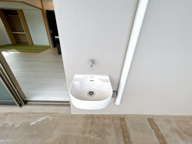 サンパーク山口セントラルレジデンスのバルコニー|スロップシンクがついています。