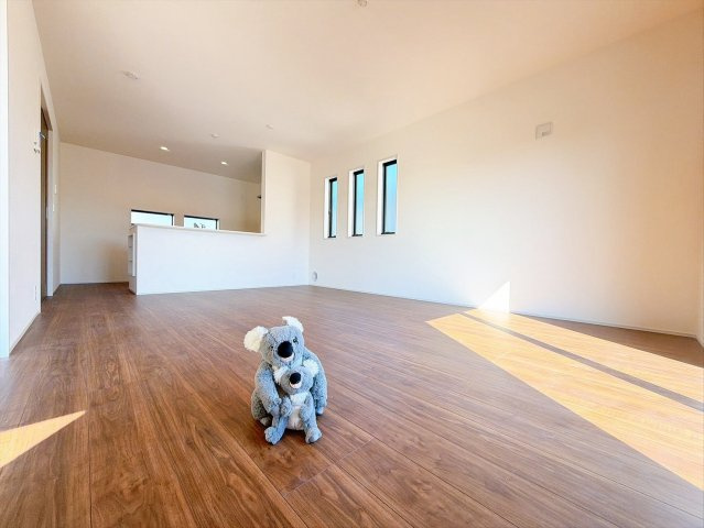 【居間・リビング】 | 渋川市金井　新築住宅 | 気がづけば家族が集まって楽しい会話と食事が始まる。皆で笑って過ごす幸せ溢れるリビング。