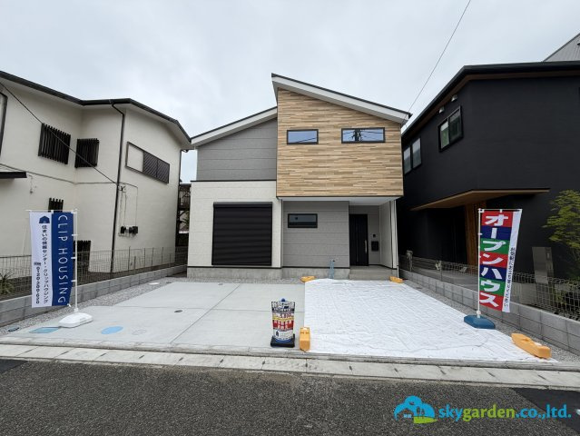 平塚市菫平3期　新築戸建　全1棟1号棟の前面道路含む現地写真
