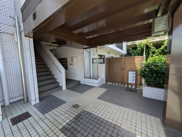 コスモ弘明寺のエントランス