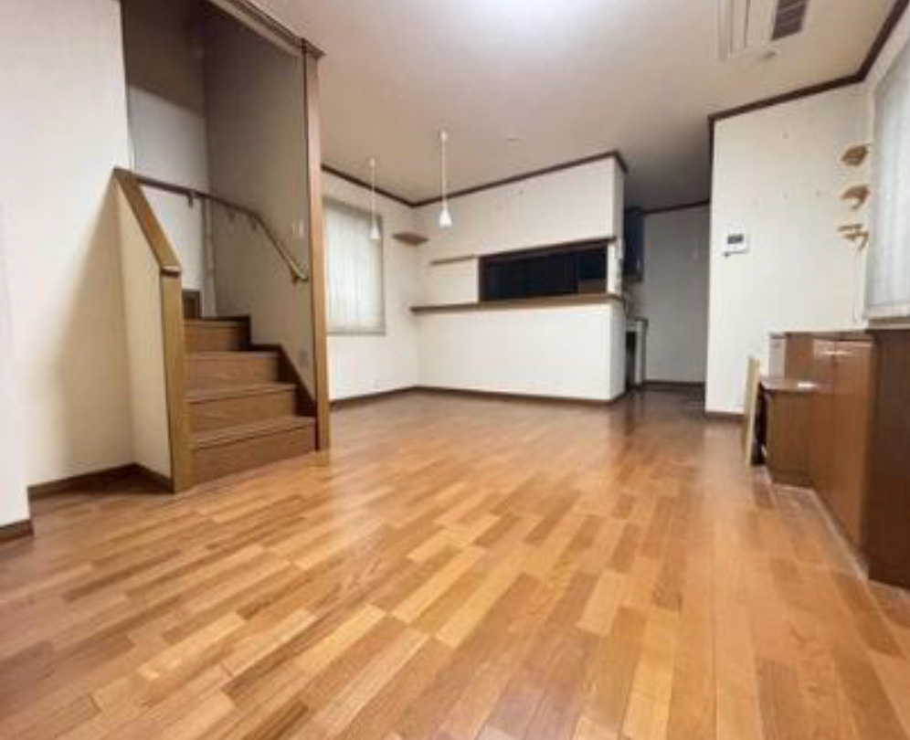 淀川区十三東１丁目　中古戸建の居間・リビング|使いやすいリビングです