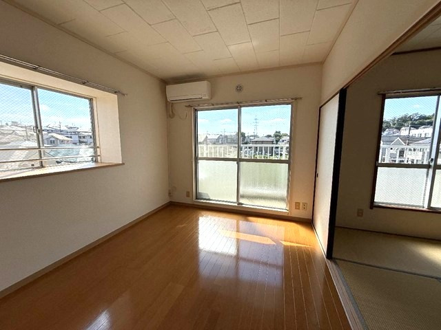 【洋室】 | ヴィラ・オオニシ | 西向き洋室6帖☆バルコニーに繋がる二面採光の角部屋です！エアコン付きで1年中快適に過ごせますね☆
