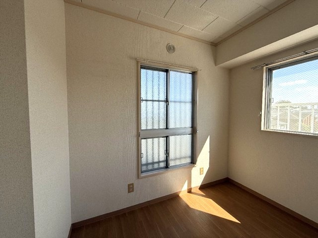 【寝室】 | ヴィラ・オオニシ | 洋室3.8帖☆寝室や子供部屋としておすすめです！勉強も捗りそう！