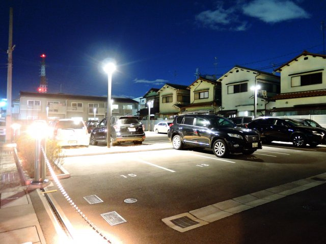 フロイデ川添の駐車場