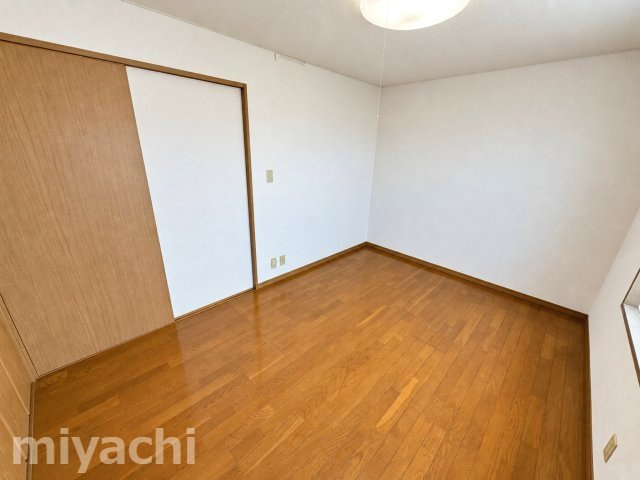 ガーデンヒルズ昭和町Iの洋室