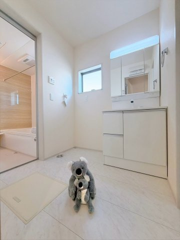 【独立洗面台】 | 渋川市金井　平屋　新築住宅 | 忙しい朝でも収納力のある洗面台で効率良く身支度ができます。大きな鏡で身だしなみチェックも。たくさんものを収納できるので水回りを清潔にきれいに保てます。