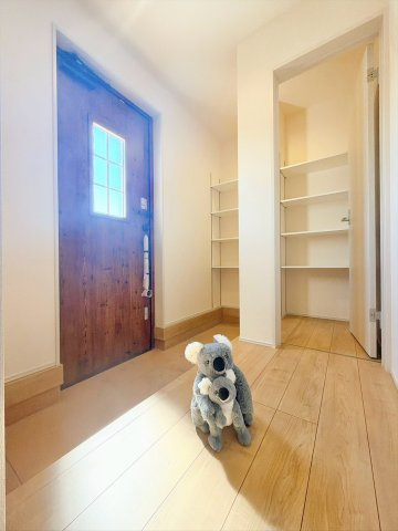 【玄関】 | 渋川市金井　平屋　新築住宅 | 住まう人の帰り、訪れる人を優しく迎える安らぎに満ちた空間　上質感あふれるエントランス
