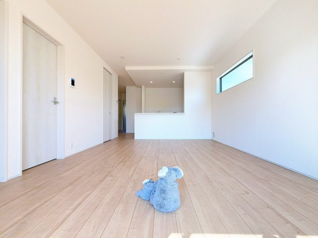 【居間・リビング】 | 渋川市金井　平屋　新築住宅 | 家族が自然と集まるリビング・ダイニング明るい光が差し込み、笑顔があふれる心地よい空間です。ゆったりとした広さで、くつろぎの時間をお過ごしいただけます。