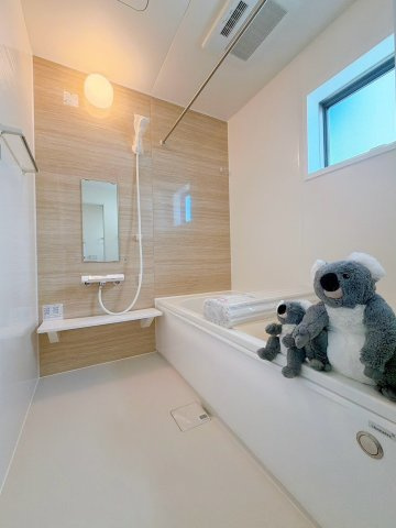 【浴室】 | 渋川市金井　平屋　新築住宅 | ほどよい優しいライトに包まれたバスルーム。香りの良いバスソルトに身をまかせ、浴槽でゆっくりと深呼吸。一日の疲れが癒されます。