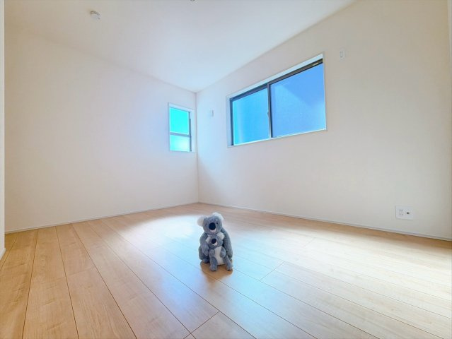 【洋室】 | 渋川市金井　平屋　新築住宅 | 窓が２つあるので明るい印象を受けます！風通しもよいので天気の良い日は窓を開けて空気の入替をしてみるのはいかがでしょうか。