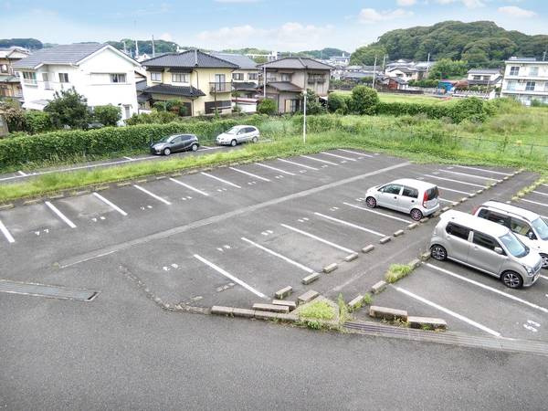 ビレッジハウス本城3号棟の駐車場