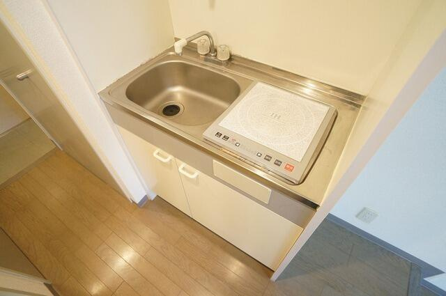 ルーブル西大井のキッチン|コンパクトなキッチンで掃除もラクラク