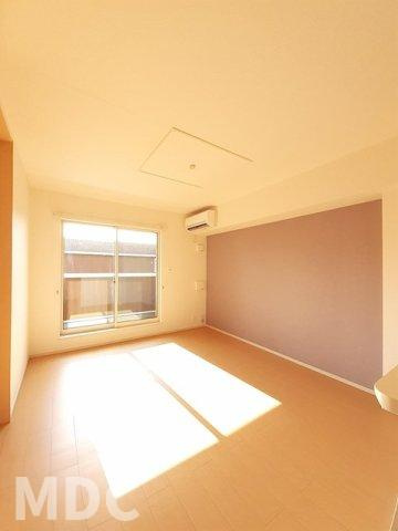 徳島市中島田町４丁目のアパートの居間・リビング