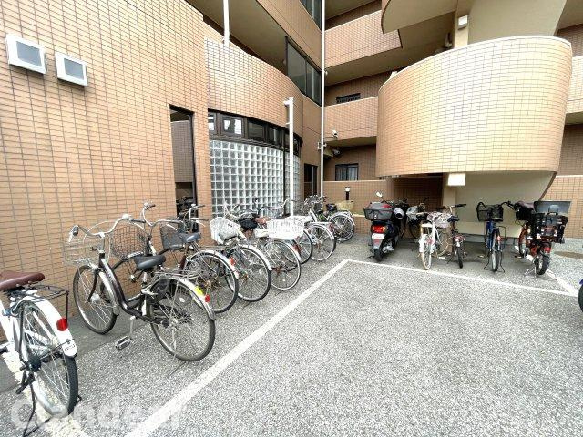 藤和シティコープ草加新田の駐輪場|ドキドキの新生活も、安心してスタート。ぴったりの住まいを見つけませんか？クランディアが一緒に住まい選びをサポートします‼　まずは、お気軽にお問合せください　＃クランディア