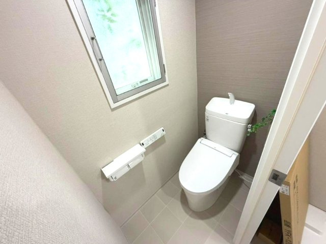 深江ロイヤルマンションのトイレ|ウォシュレット付き。換気用に換気扇はもちろん、窓も着いているので常に快適ですね
