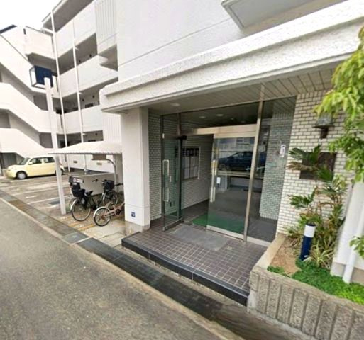 深江ロイヤルマンションのエントランス|通勤にも外出にもアクセス良好。家族でおでかけすることも増えそうですね。
