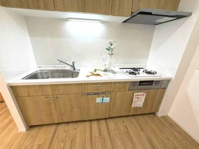 深江ロイヤルマンションのキッチン|食器洗乾燥機付きで家族の食器もピカピカ。後片付けもラクラクこなせて、日々の生活には欠かせない便利設備。環境にも手にも優しいのがうれしいですね。
