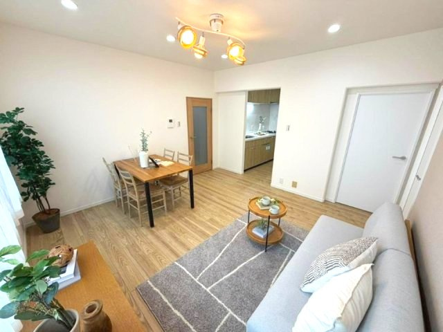 深江ロイヤルマンションの居間・リビング|部屋が広く、圧迫感が少なく感じられる　ダウンライト仕様