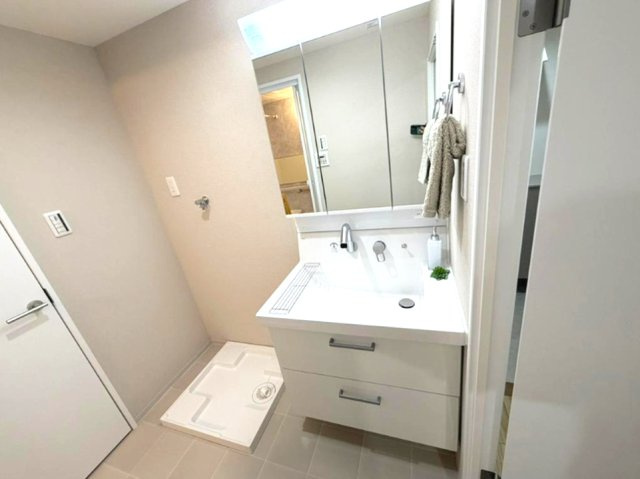 深江ロイヤルマンションの独立洗面台|3面鏡仕様、収納力と機能性に優れたお手入れラクラク洗面化粧台

