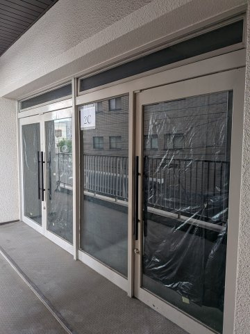 大阪市東住吉区東田辺２丁目の店舗事務所の玄関