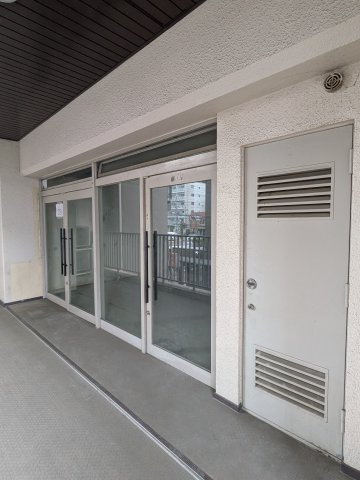大阪市東住吉区東田辺２丁目の店舗事務所の玄関