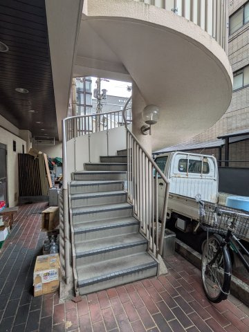 大阪市東住吉区東田辺２丁目の店舗事務所のエントランス