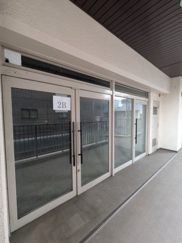 大阪市東住吉区東田辺２丁目の店舗事務所の玄関