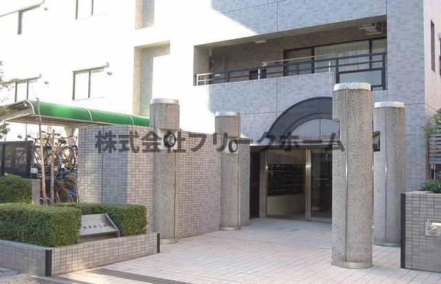 三鷹市下連雀３丁目の賃貸マンションのエントランス