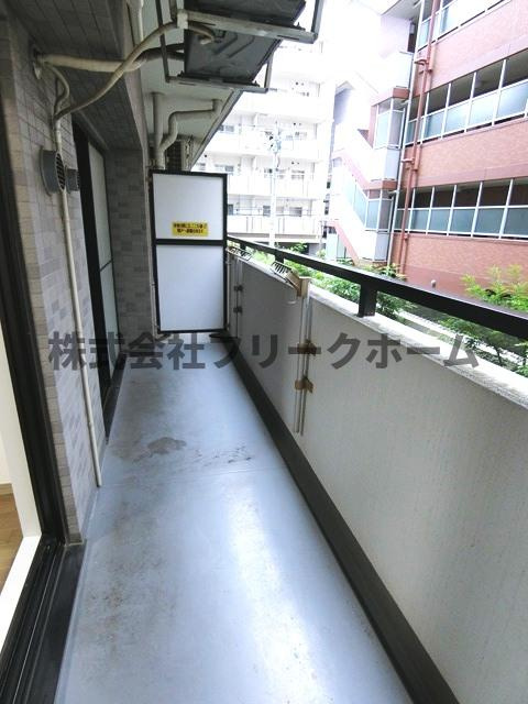 三鷹市下連雀３丁目の賃貸マンションのバルコニー